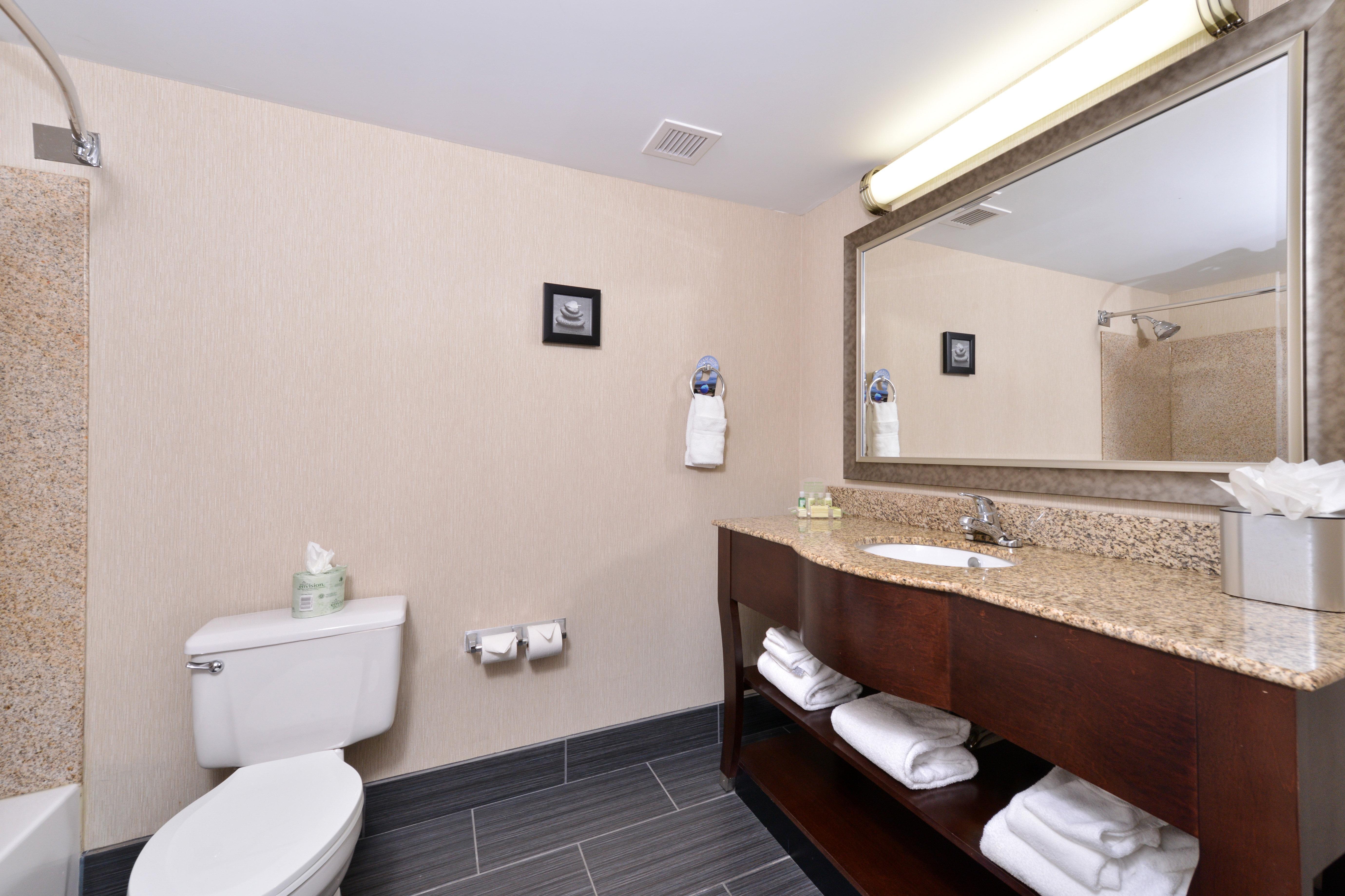 Holiday Inn New London By Ihg Exterior photo